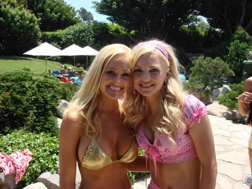 Katie Lohmann and Anna Faris on the set of 