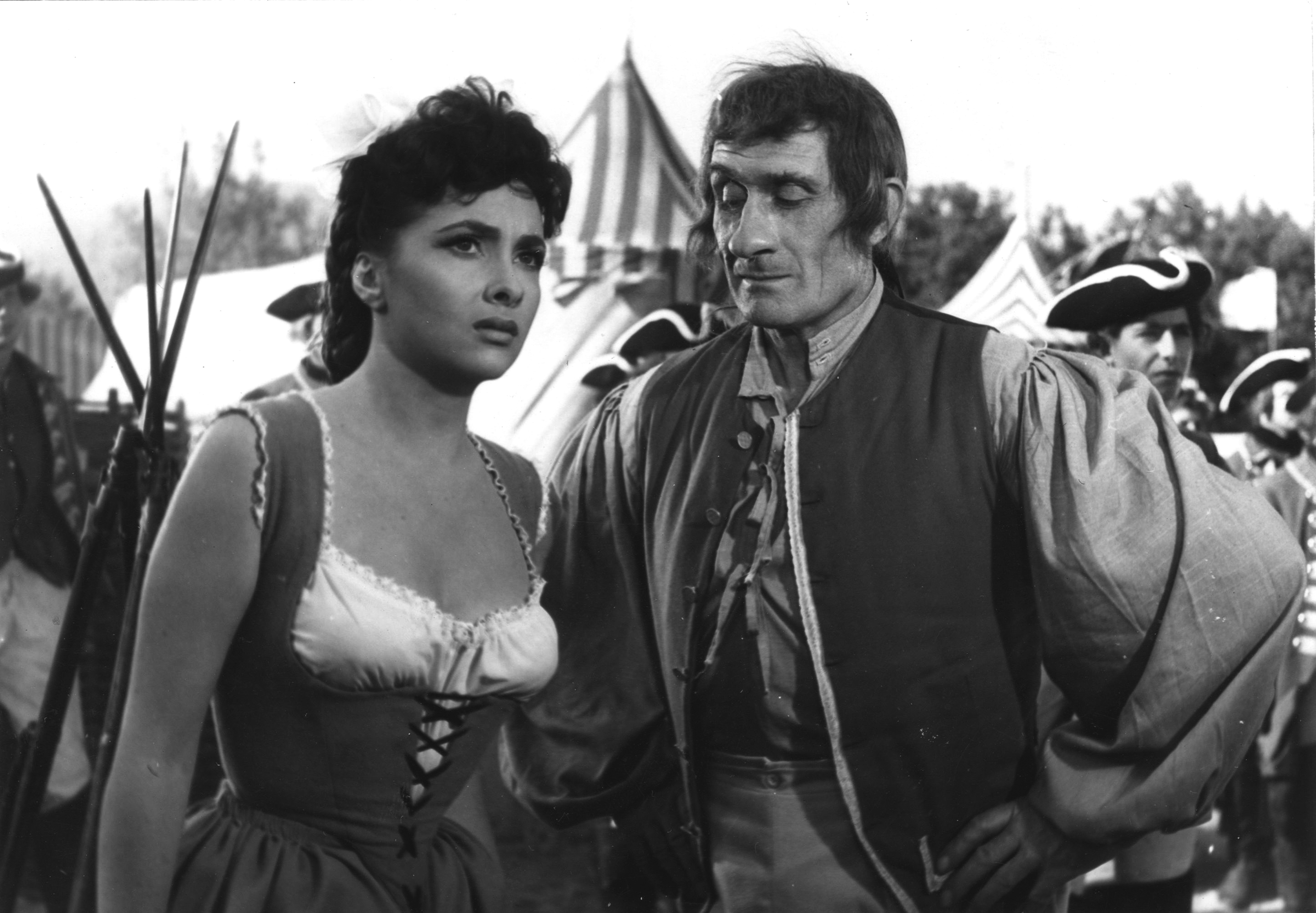 Still of Gina Lollobrigida and Noël Roquevert in Fanfan la Tulipe (1952)