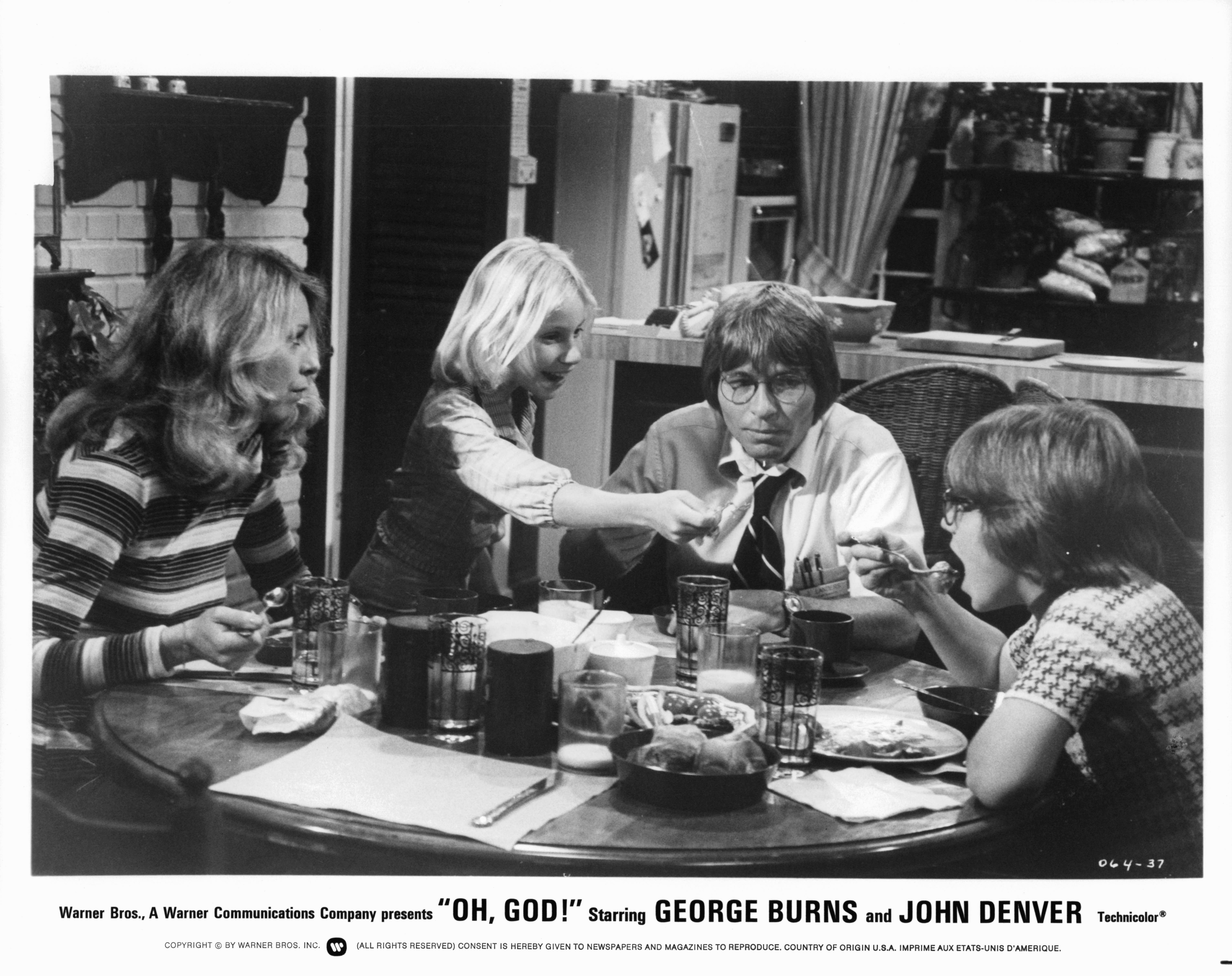 Still of John Denver, Teri Garr, Moosie Drier and Rachel Longaker in Oh, God! (1977)