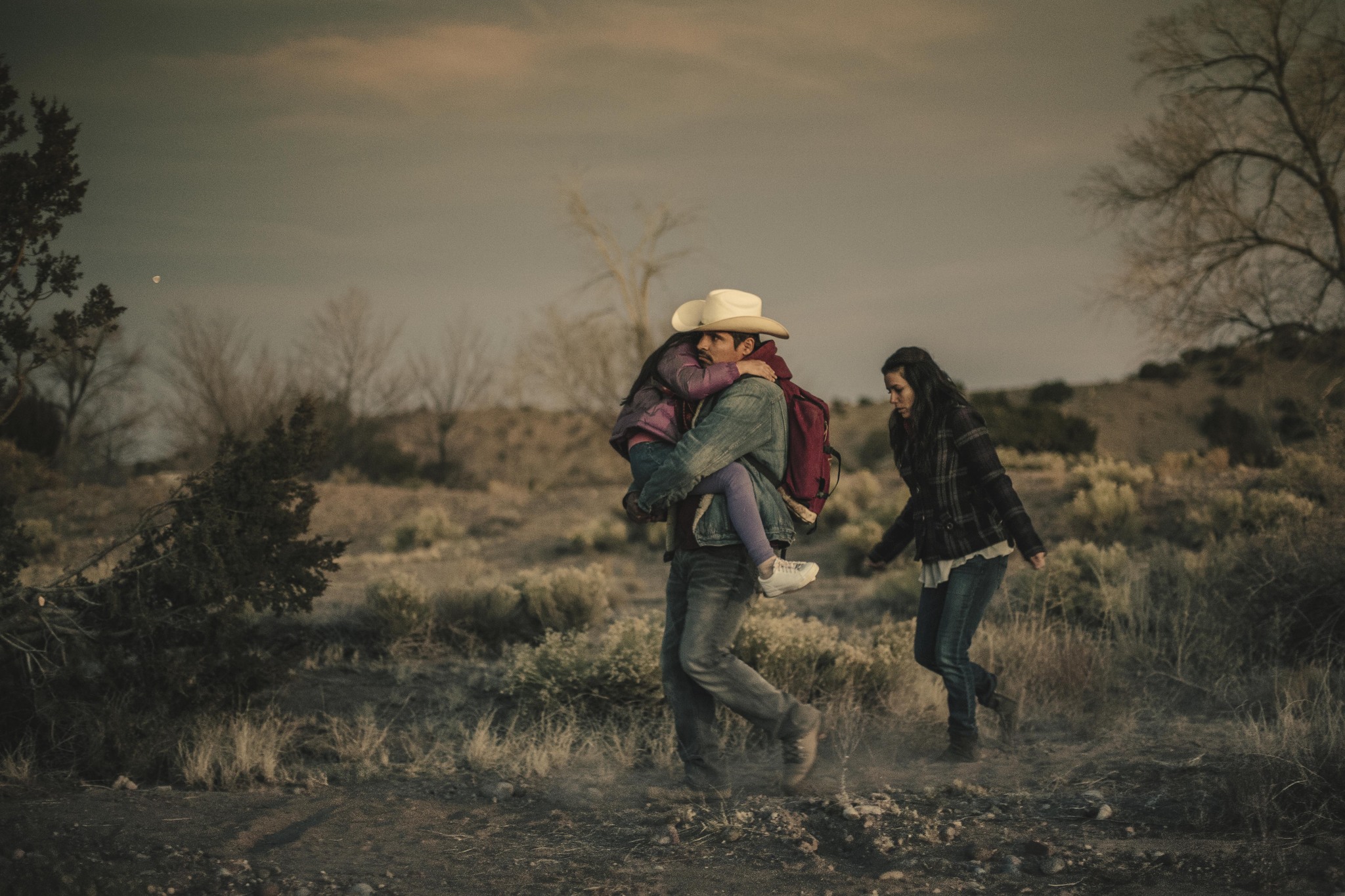Still of Eva Longoria and Michael Peña in Frontera (2014)