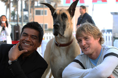 Owen Wilson and George Lopez at event of Marmaduke (2010)