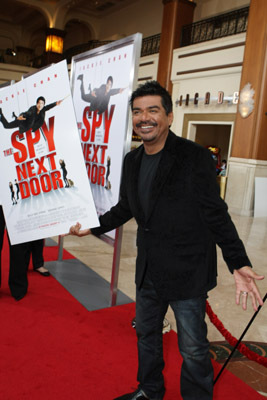 George Lopez at event of Kaimynas snipas (2010)