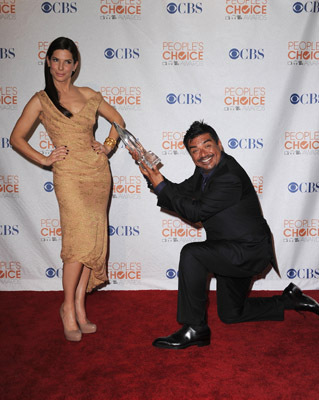 Sandra Bullock and George Lopez at event of The 36th Annual People's Choice Awards (2010)