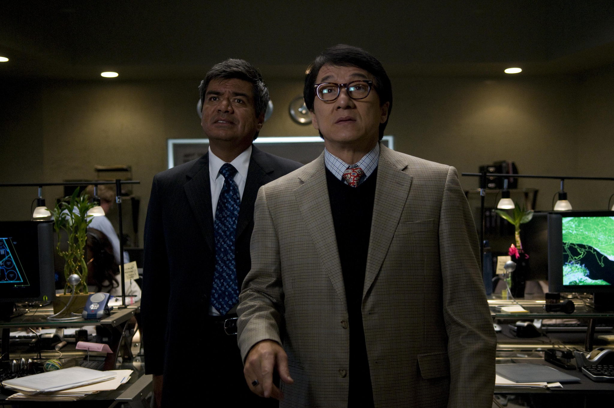 Still of Jackie Chan and George Lopez in Kaimynas snipas (2010)