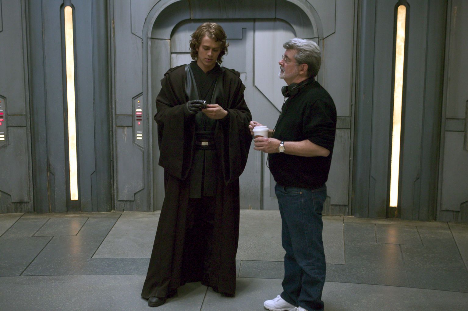 George Lucas and Hayden Christensen in Zvaigzdziu karai. Situ kerstas (2005)