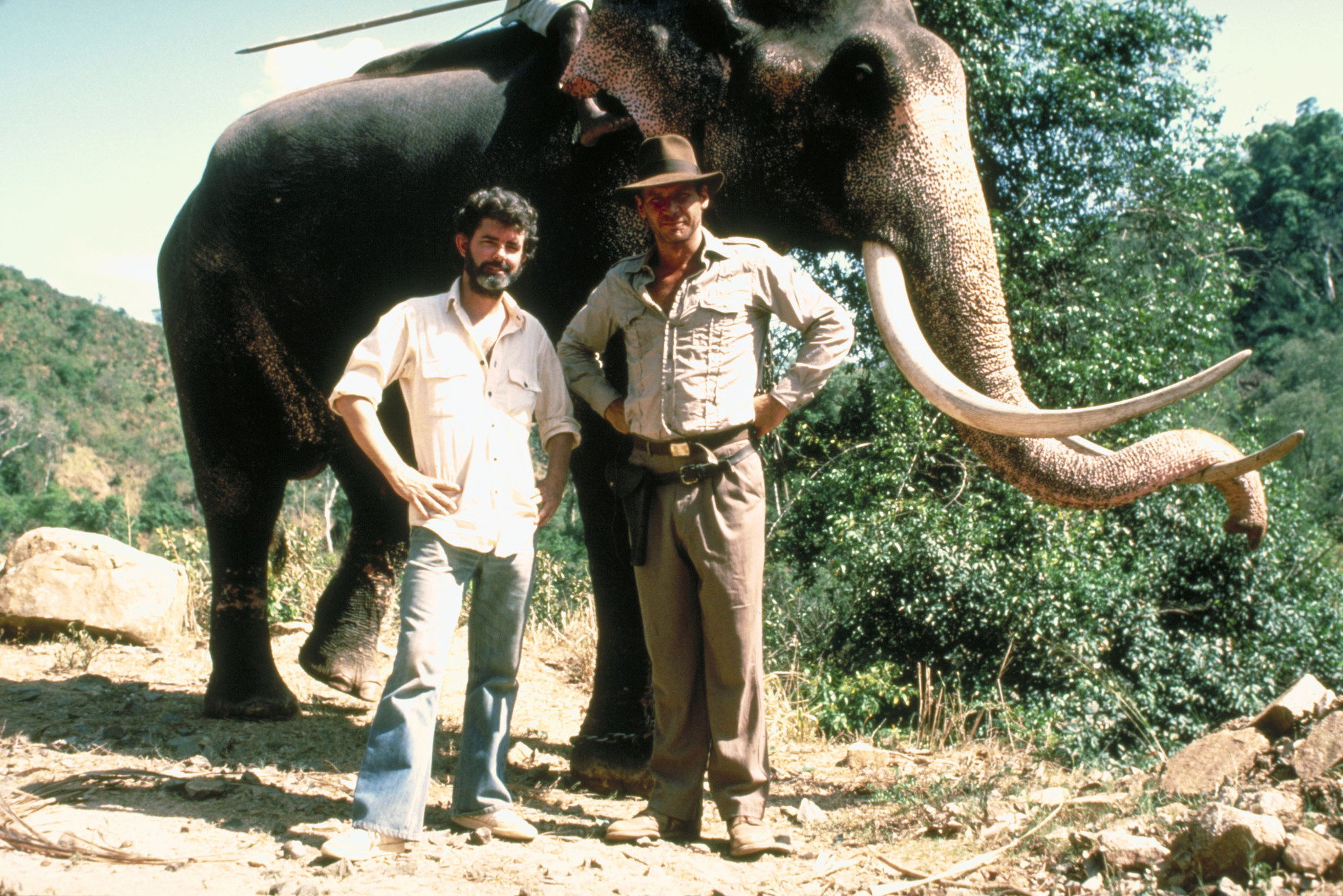 Harrison Ford and George Lucas in Indiana Dzounsas ir lemties sventykla (1984)