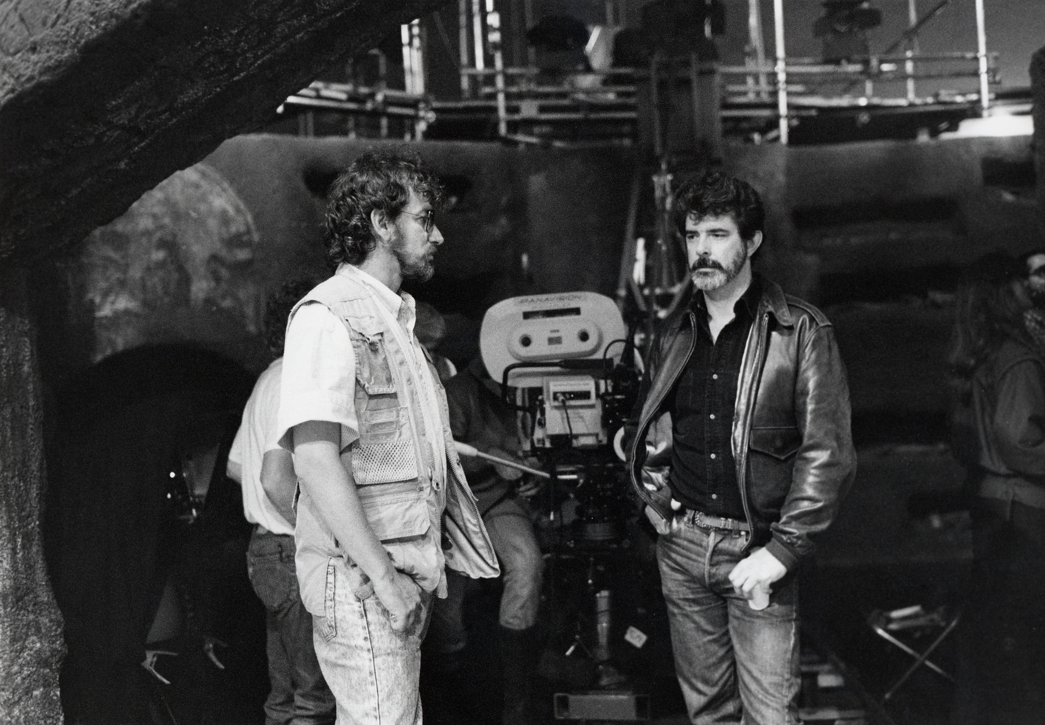 George Lucas and Steven Spielberg in Indiana Dzounsas ir lemties sventykla (1984)