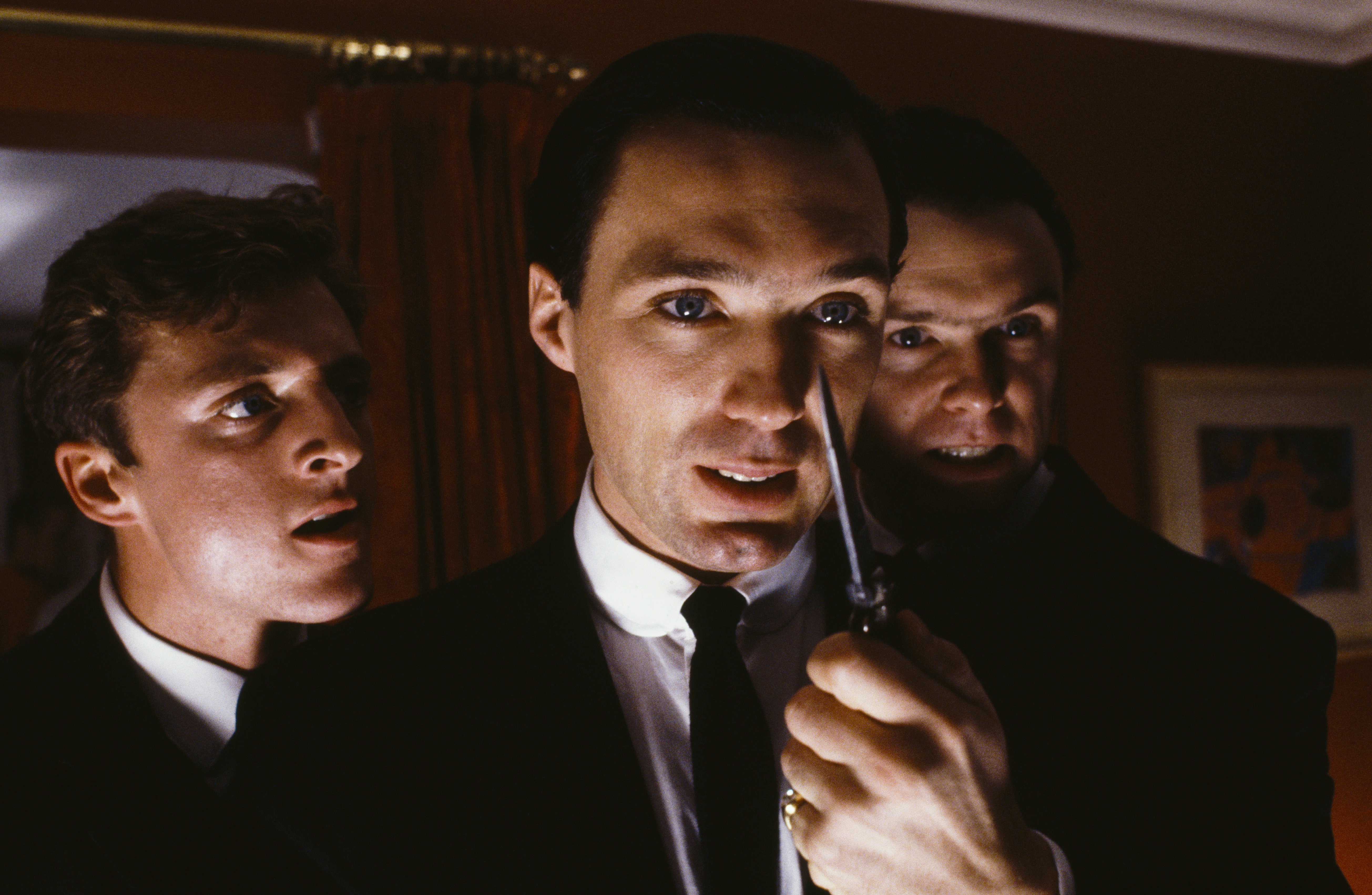 Still of Gary Kemp, Martin Kemp and Gary Love in The Krays (1990)