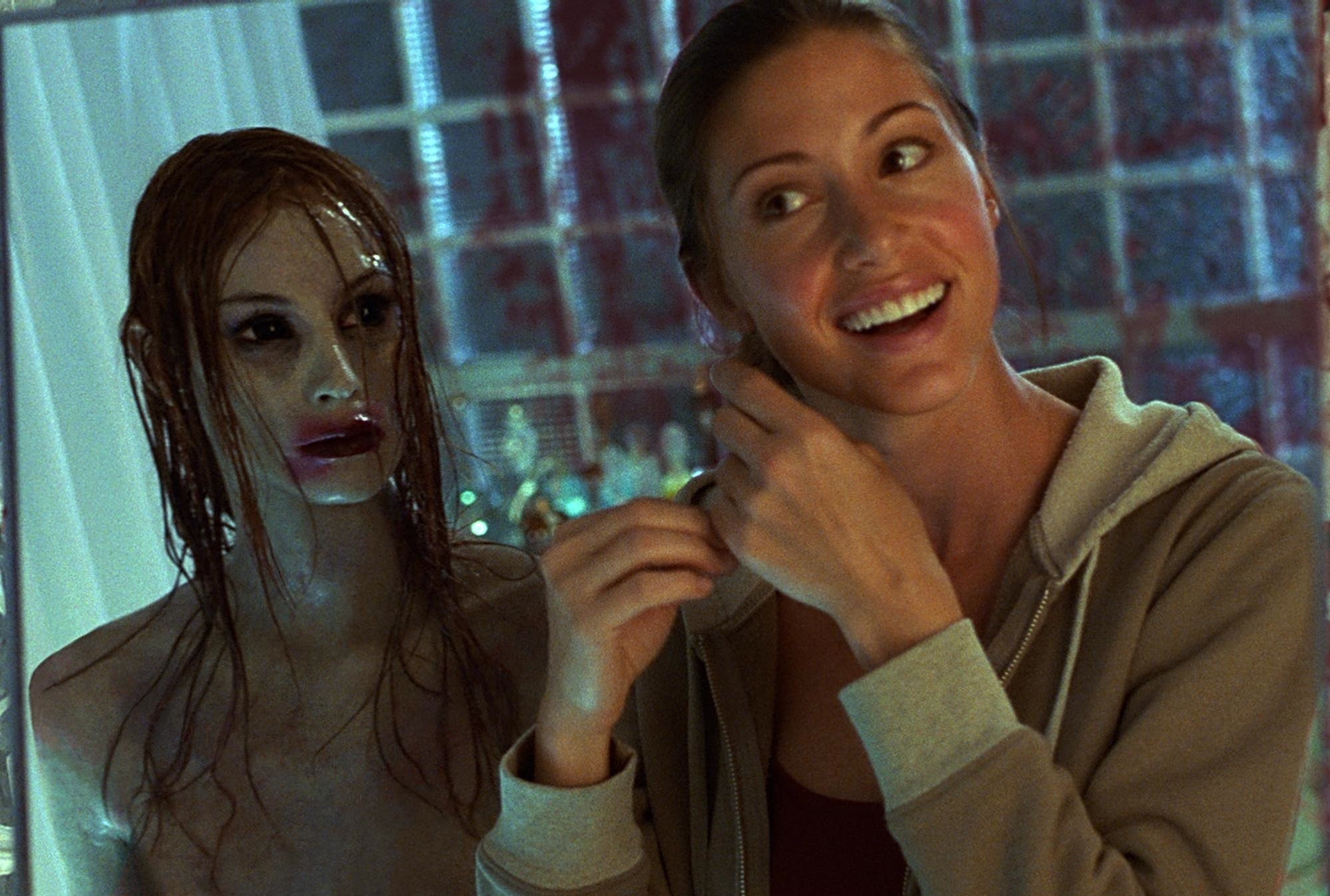 Still of Shannon Elizabeth and Shawna Loyer in Thir13en Ghosts (2001)