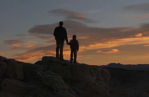 Still of Josh Lucas and Jonah Bobo in Around the Bend (2004)