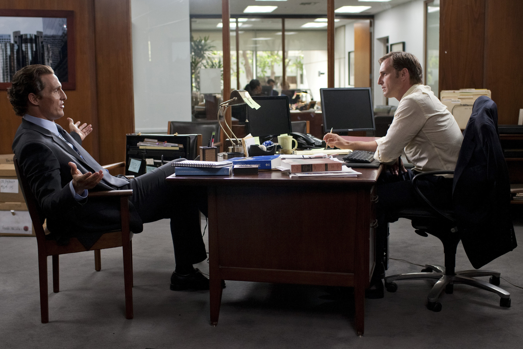 Still of Matthew McConaughey and Josh Lucas in Advokatas is Linkolno (2011)