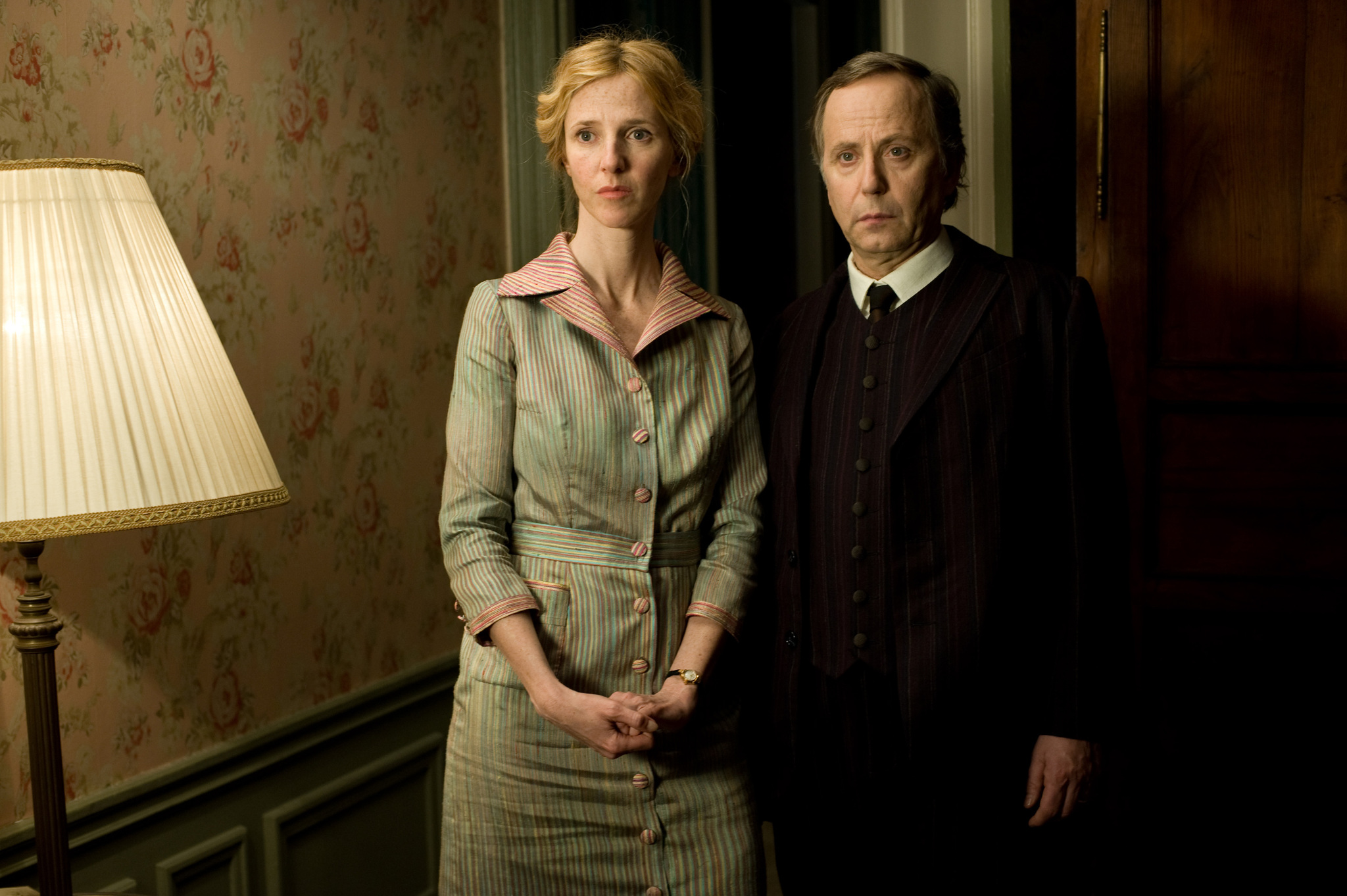 Still of Sandrine Kiberlain and Fabrice Luchini in Les femmes du 6e étage (2010)