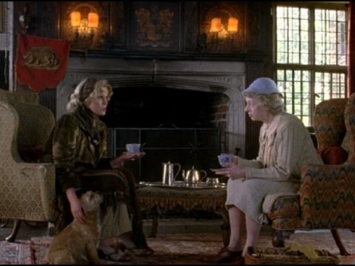 Still of Joanna Lumley and Geraldine McEwan in Agatha Christie's Marple: The Body in the Library (2004)