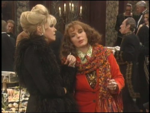 Still of Joanna Lumley and Jennifer Saunders in Roseanne (1988)