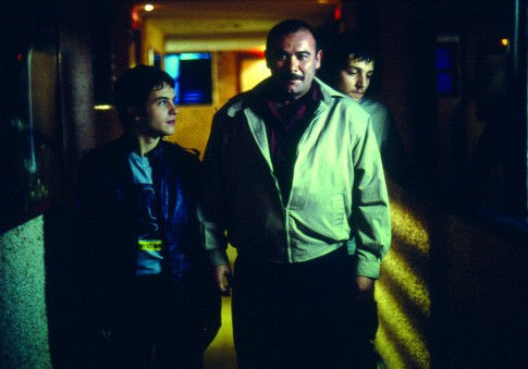 Still of Lucas Crespi, Diego Luna and Jesús Ochoa in Nicotina (2003)