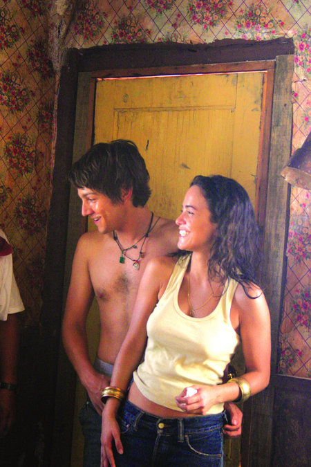 Alice Braga and Diego Luna in Sólo Dios sabe (2006)