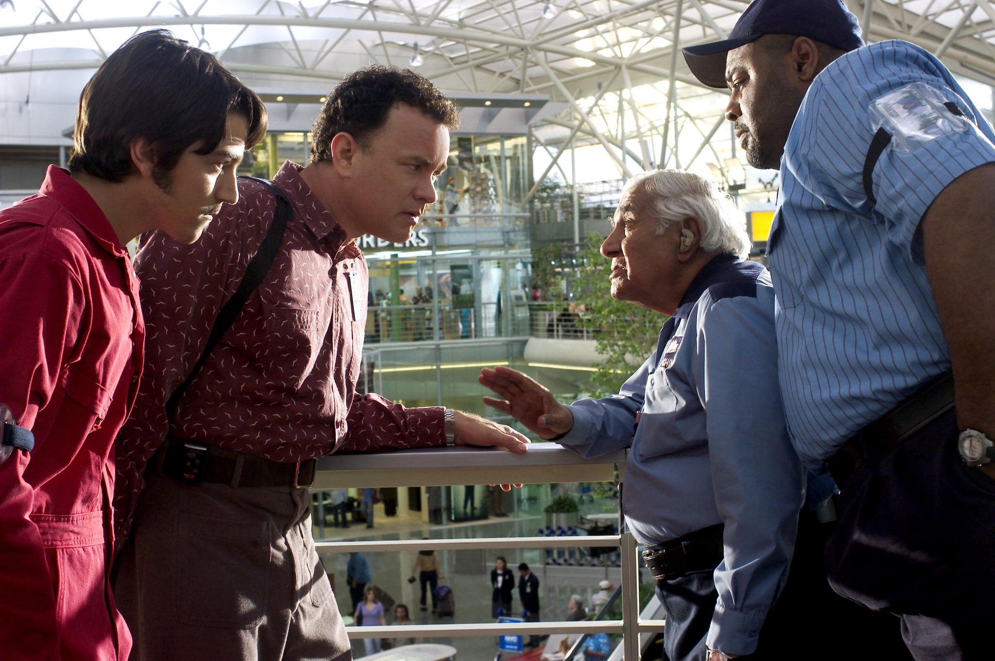 Still of Tom Hanks, Diego Luna, Chi McBride and Kumar Pallana in Terminalas (2004)