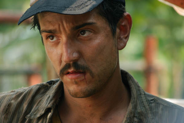 Still of Diego Luna in Rudo y Cursi (2008)