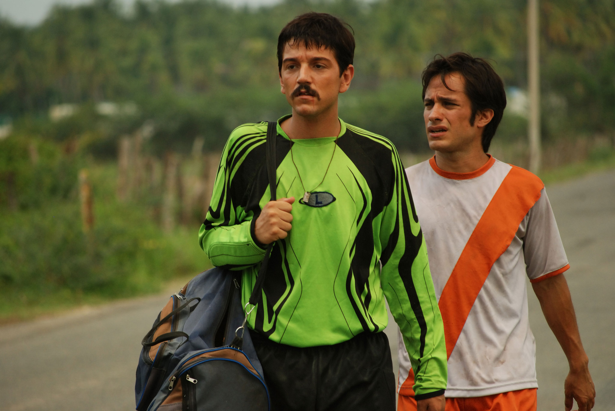 Still of Gael García Bernal and Diego Luna in Rudo y Cursi (2008)