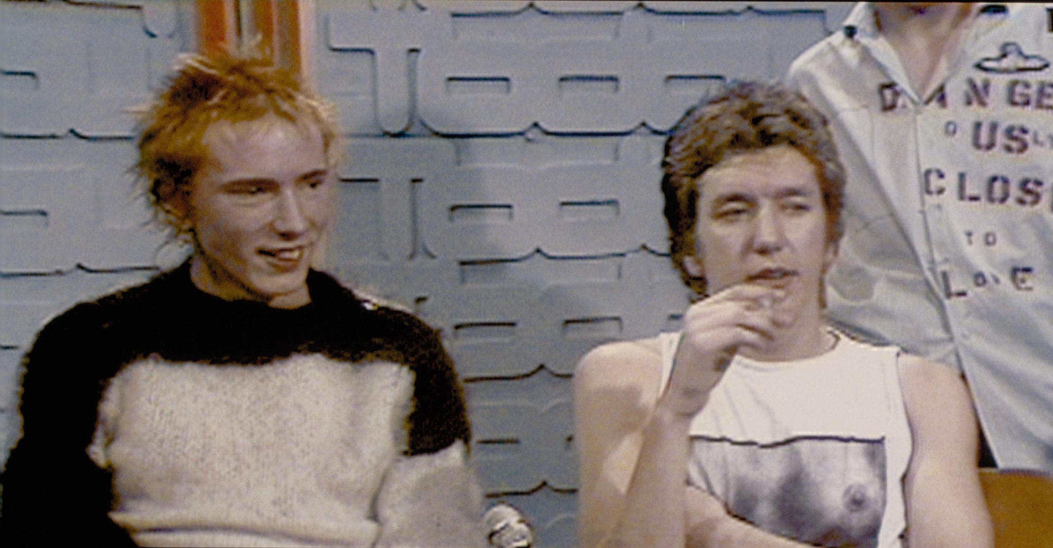 Still of Steve Jones and John Lydon in The Filth and the Fury (2000)