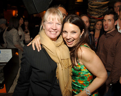 Fran Drescher and Dorothy Lyman at event of Living with Fran (2005)