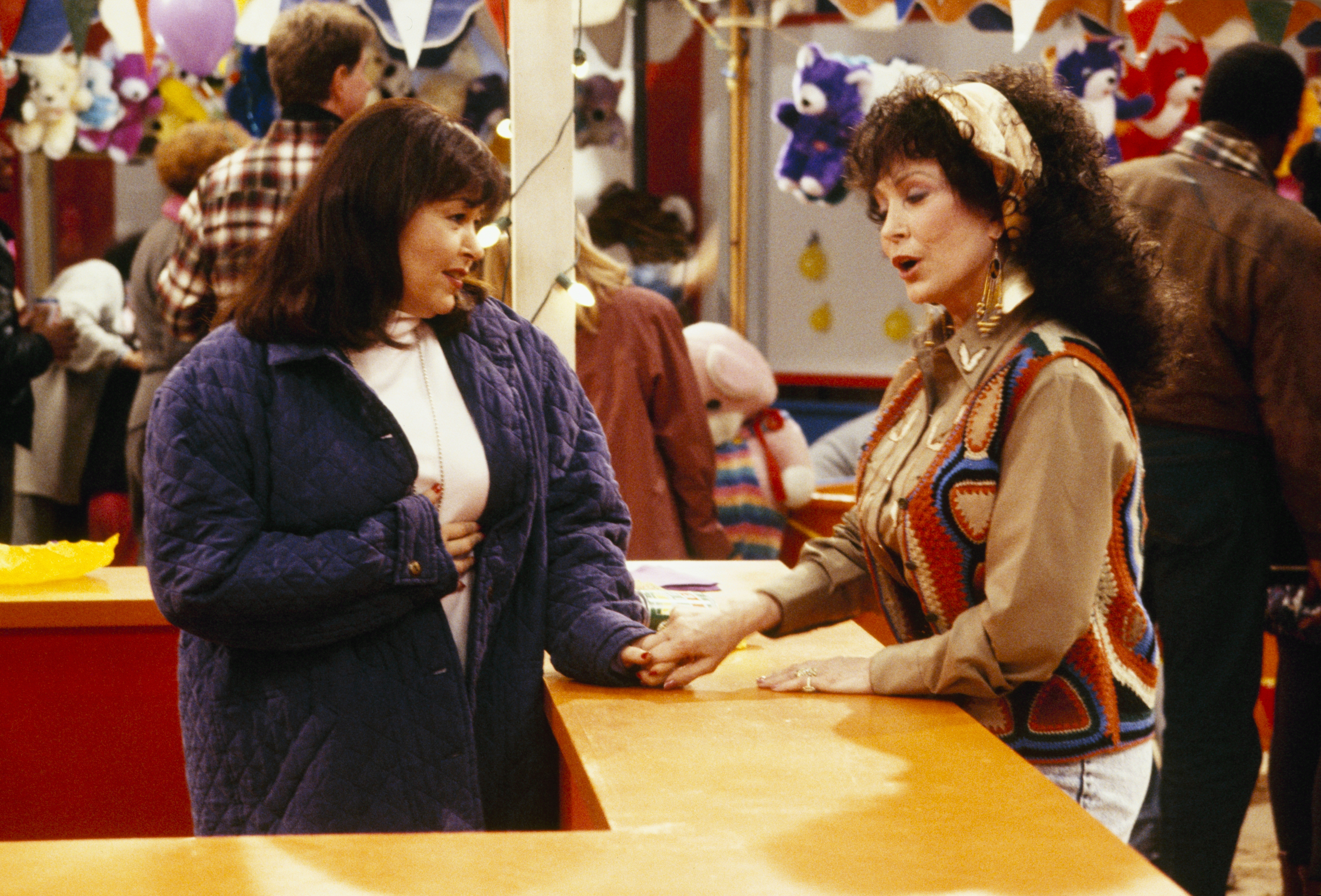 Still of Roseanne Barr and Loretta Lynn in Roseanne (1988)