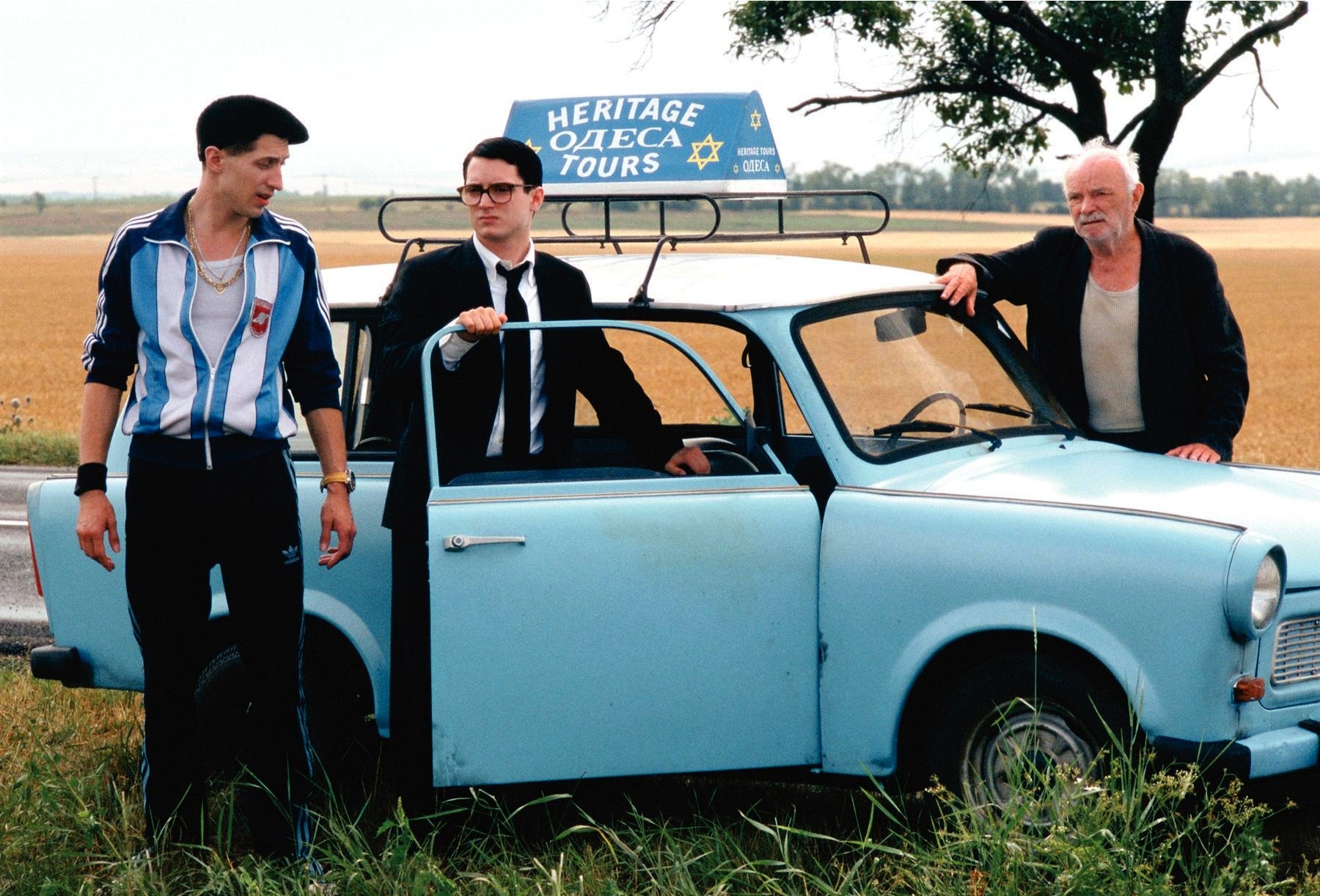 Still of Elijah Wood, Boris Leskin and Eugene Hutz in Everything Is Illuminated (2005)