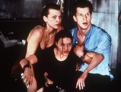 Still of Milla Jovovich, Eric Mabius and Michelle Rodriguez in Absoliutus blogis (2002)