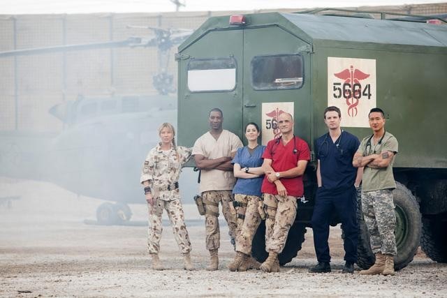 Still of Elias Koteas, Deborah Kara Unger, Terry Chen, Luke Mably, Arnold Pinnock and Michelle Borth in Combat Hospital (2011)