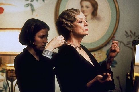 Still of Maggie Smith and Kelly Macdonald in Gosford Park (2001)