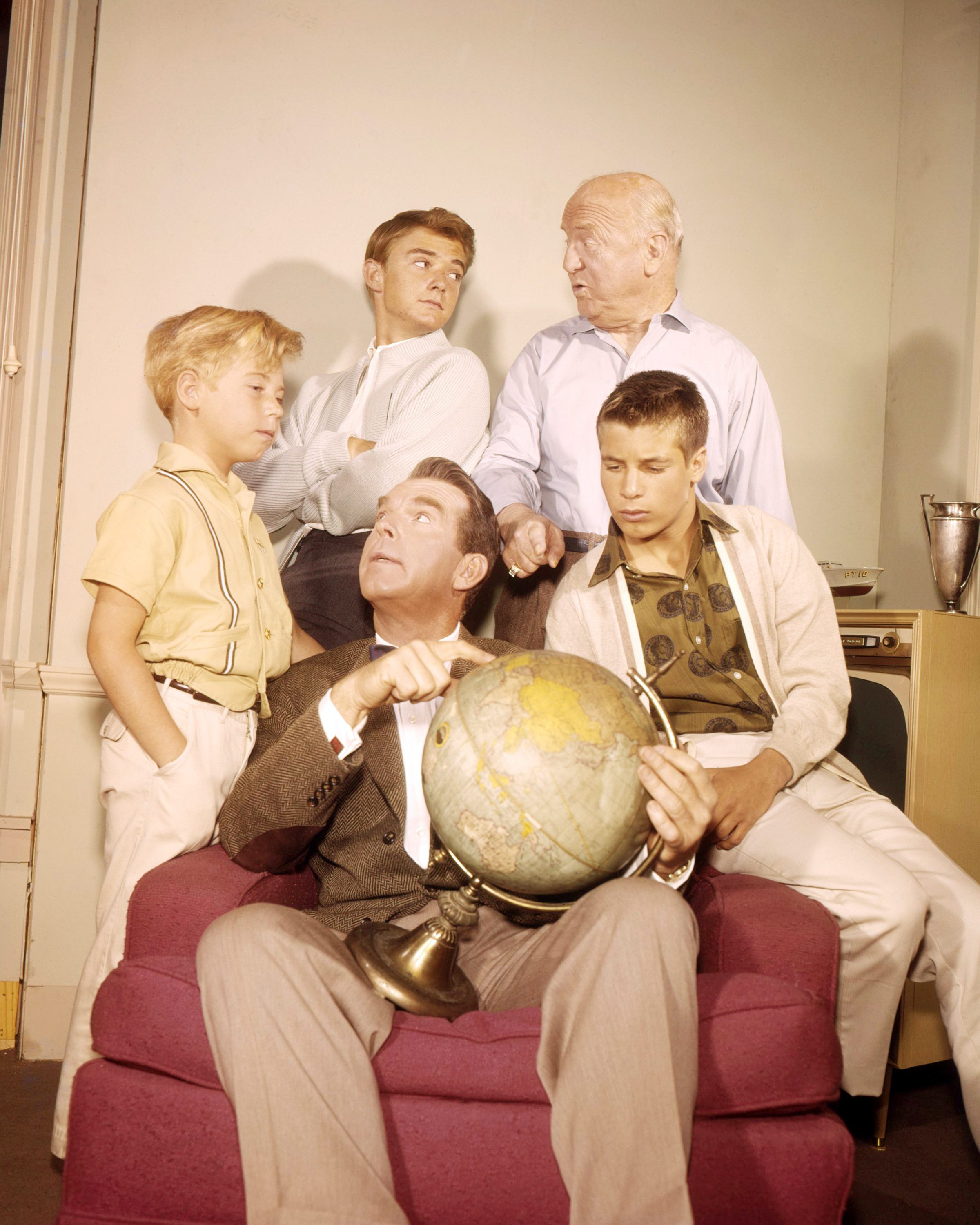 Still of Tim Considine, William Frawley, Don Grady, Stanley Livingston and Fred MacMurray in My Three Sons (1960)