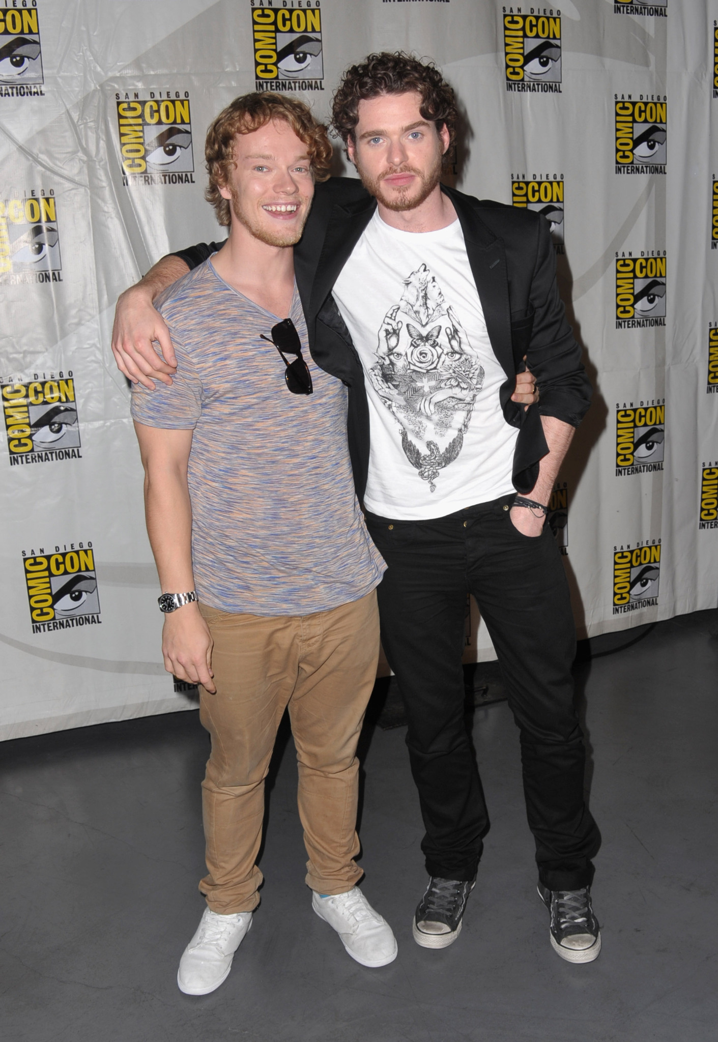 Richard Madden and Alfie Allen at event of Sostu karai (2011)