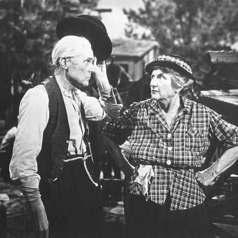 Still of Parker Fennelly and Marjorie Main in The Kettles on Old MacDonald's Farm (1957)