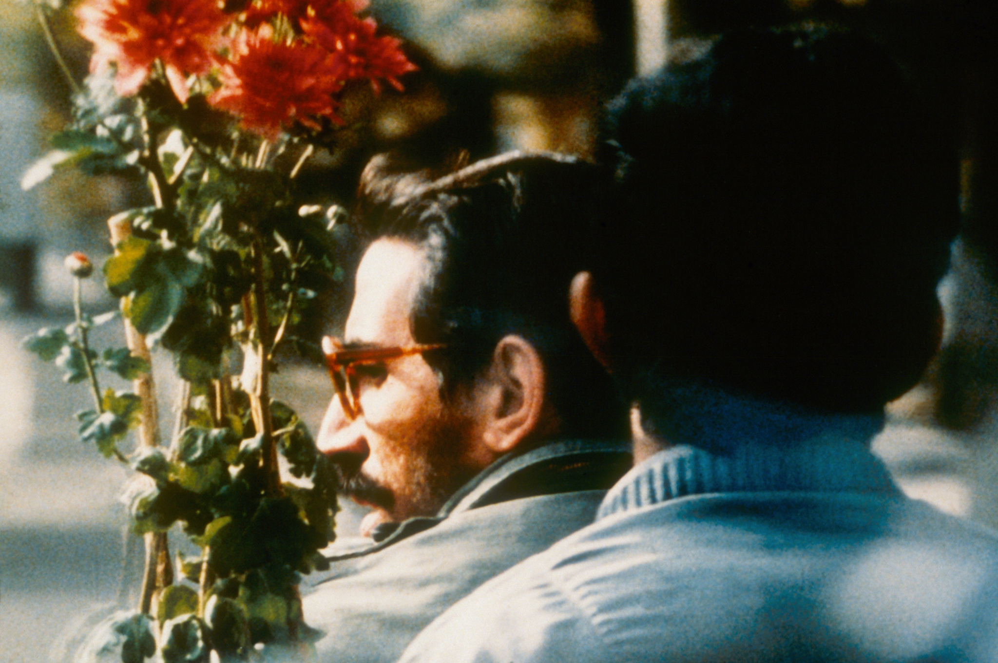 Still of Mohsen Makhmalbaf in Nema-ye Nazdik (1990)