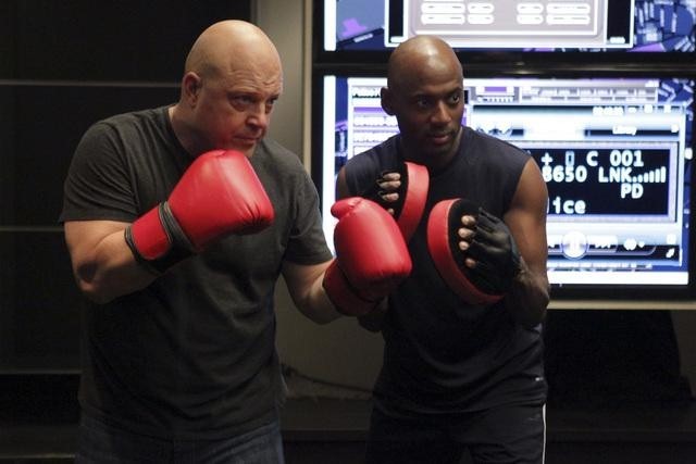 Still of Michael Chiklis and Romany Malco in No Ordinary Family (2010)