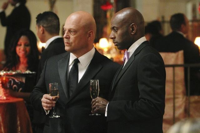 Still of Michael Chiklis and Romany Malco in No Ordinary Family (2010)