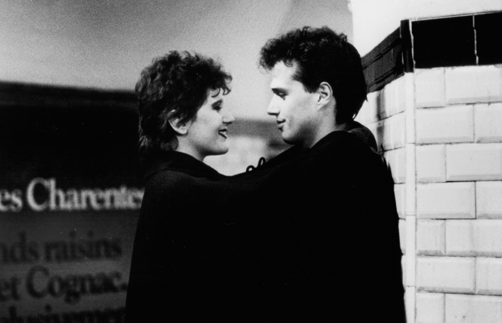 Still of Aurore Clément and Laurent Malet in Invitation au voyage (1982)