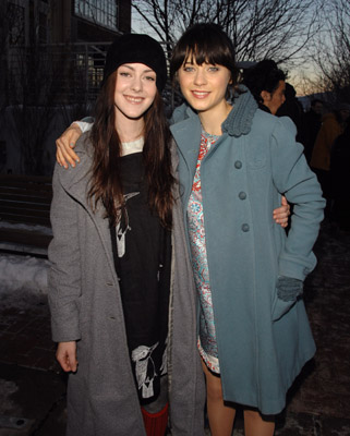 Zooey Deschanel and Jena Malone at event of The Go-Getter (2007)