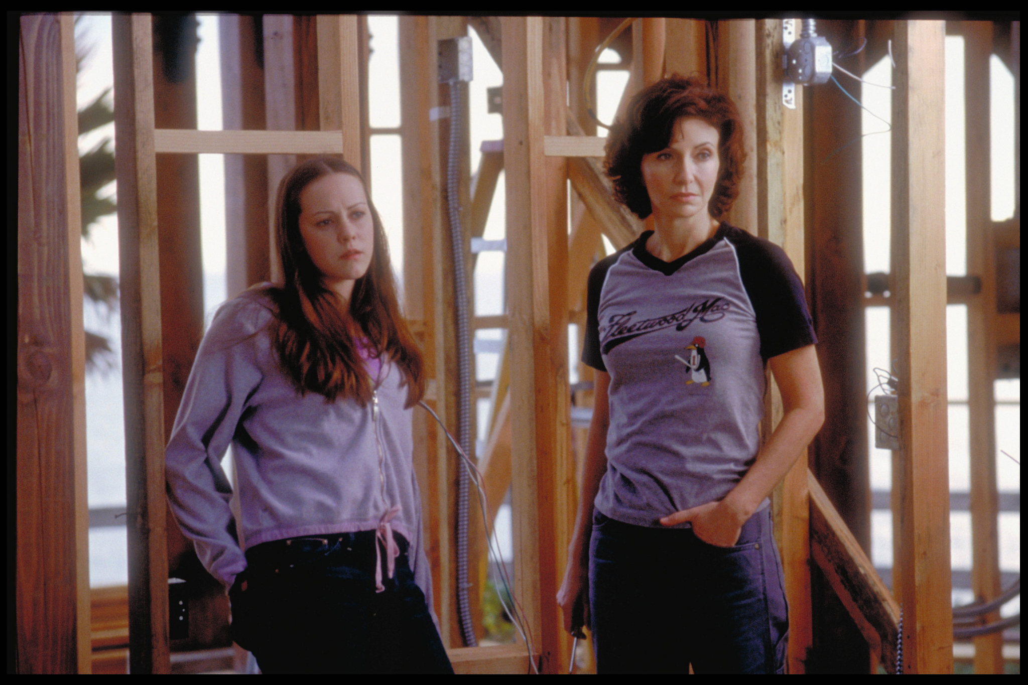 Still of Mary Steenburgen and Jena Malone in Life as a House (2001)