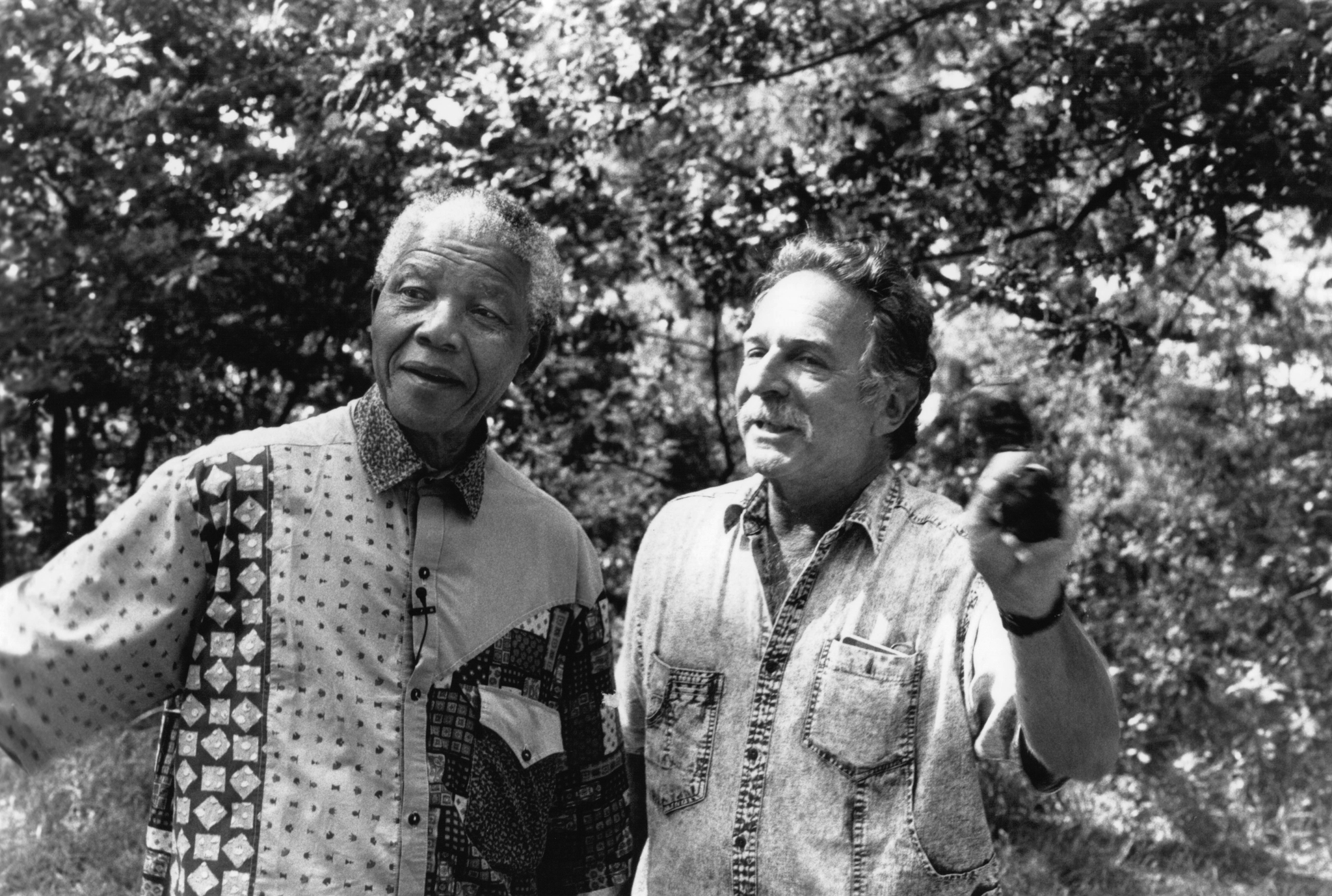 Still of Nelson Mandela and Jo Menell in Mandela (1996)