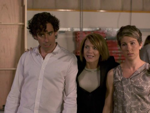 Still of Tamsin Greig, Stephen Mangan and Kathleen Rose Perkins in Episodes (2011)