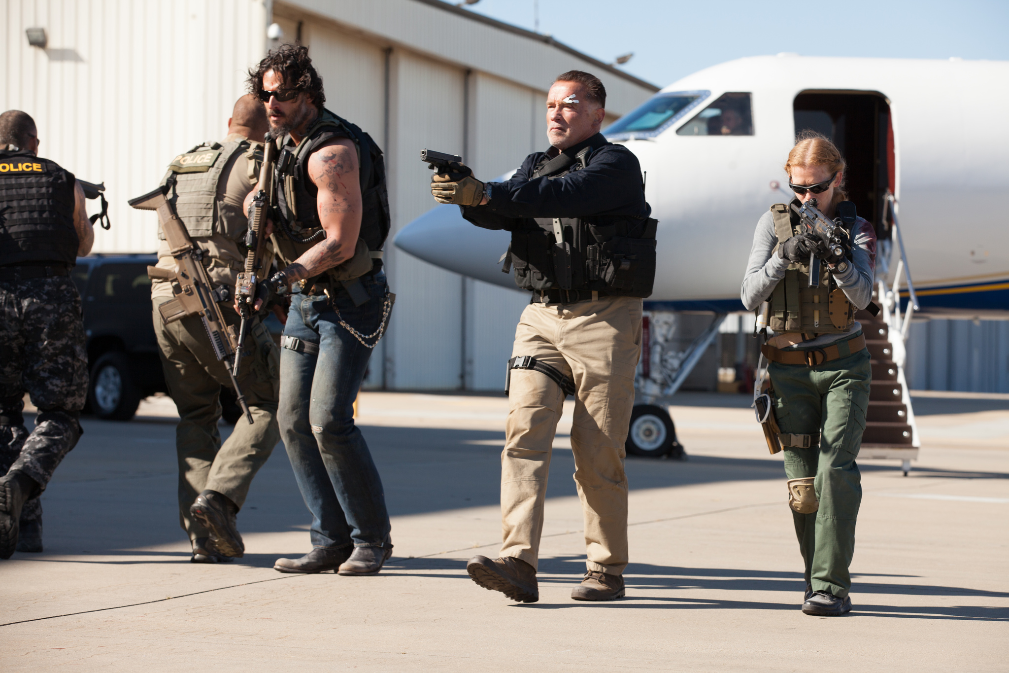 Still of Arnold Schwarzenegger, Mireille Enos and Joe Manganiello in Sabotazas (2014)