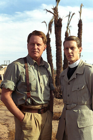 Still of Stellan Skarsgård and Gabriel Mann in Egzorcistas: pradzia (2004)