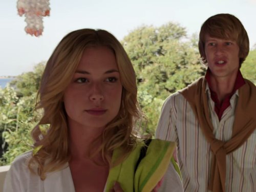 Still of Gabriel Mann and Emily VanCamp in Kerstas (2011)