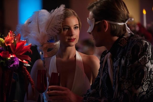 Still of Gabriel Mann and Emily VanCamp in Kerstas (2011)