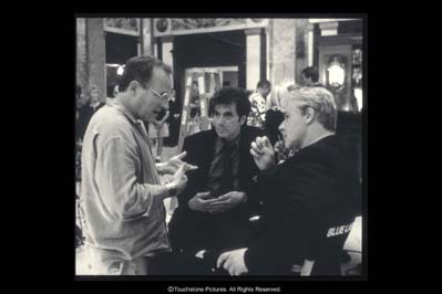 Writer/director Michael Mann discusses a scene with Al Pacino and Russell Crowe