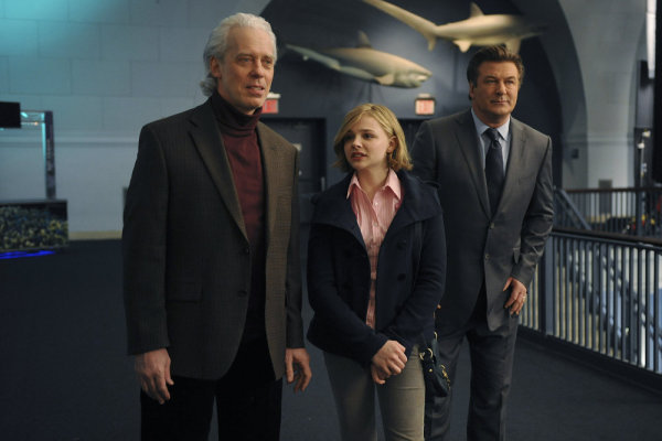 Still of Alec Baldwin, Terrence Mann and Chloë Grace Moretz in 30 Rock (2006)