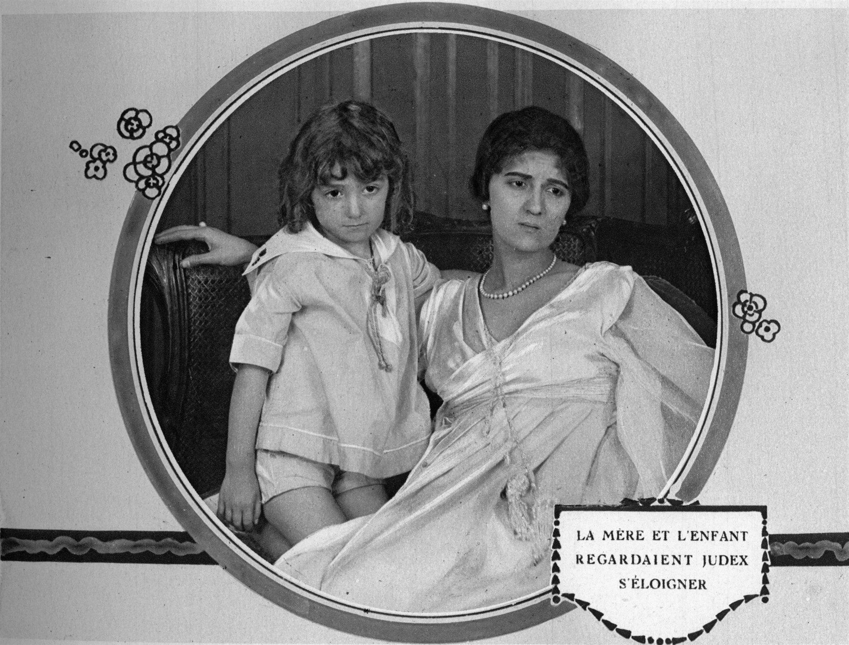 Still of Yvette Andréyor and Olinda Mano in La nouvelle mission de Judex (1917)