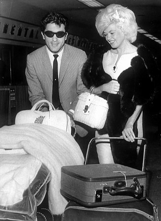Jayne Mansfield with Nelson Sardelli in Dallas, Texas before flying to Mexico