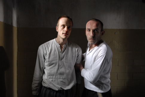 Still of August Diehl and Karl Markovics in Die Fälscher (2007)